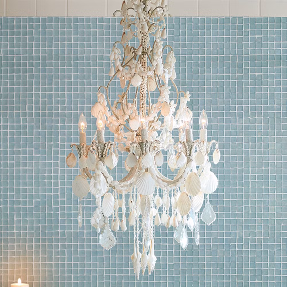 Đèn chùm vỏ ốc. Long lanh sang chảnh không kém những đèn chùm pha lê. Chiếc đèn chùm này có vẻ nhọc công sáng tạo nhất nhưng lại tạo hiệu ứng không nhỏ cho một căn nhà sang trọng.