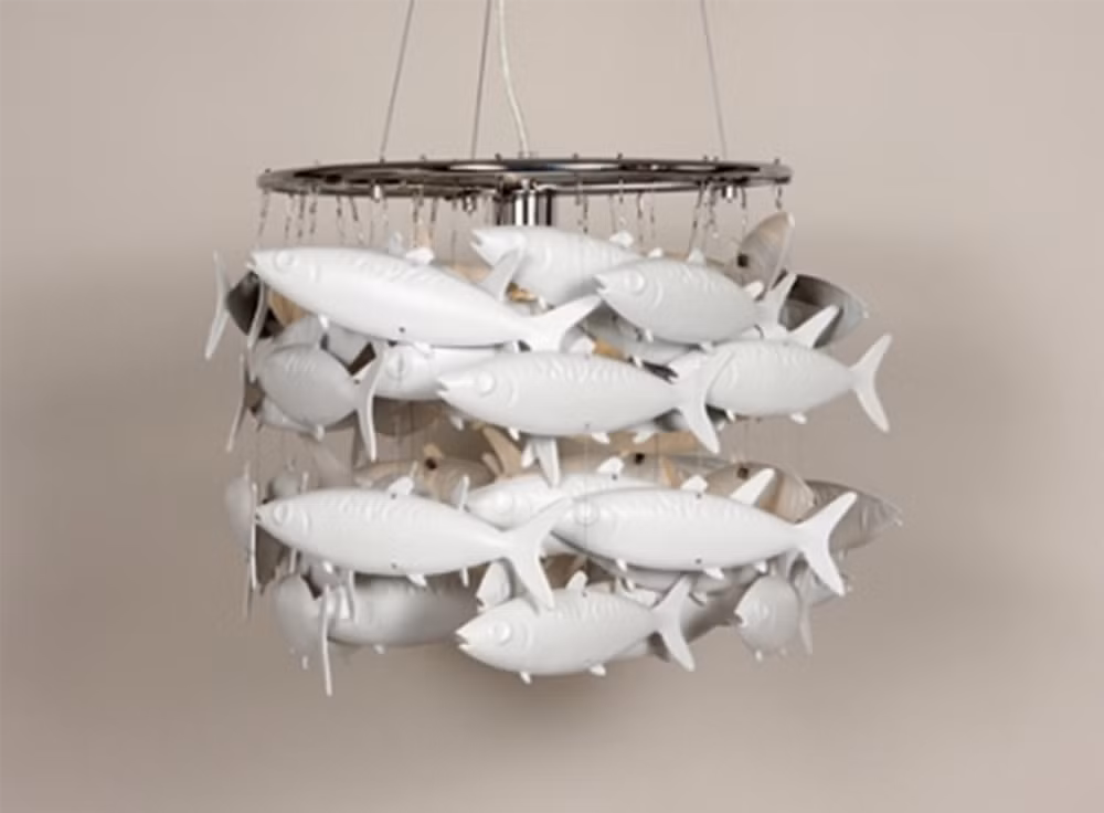 Đèn chùm cá. Bao quanh ngọn đèn bằng vô số con cá đồ chơi sẽ tạo thành một chùm đèn độc đáo. Kiểu đèn này hợp nhất với nhà nhà ăn hoặc phòng bếp.
