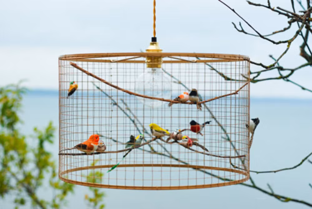 Đèn chùm từ lồng chim. Những lồng chim hư hỏng đừng vất bỏ đi, bạn có thể biến nó thành một chiếc đèn chùm tự chế độc đáo rất đơn giản. Chiếc đèn chùm này hợp vô cùng với căn nhà có kiến trúc cổ xưa.