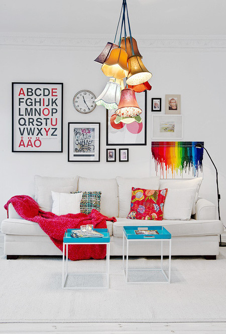 Hoặc có thể tận dụng những chiếc chụp đèn bàn các kiểu khác nhau để thành một chiếc đèn chùm bắt mắt.