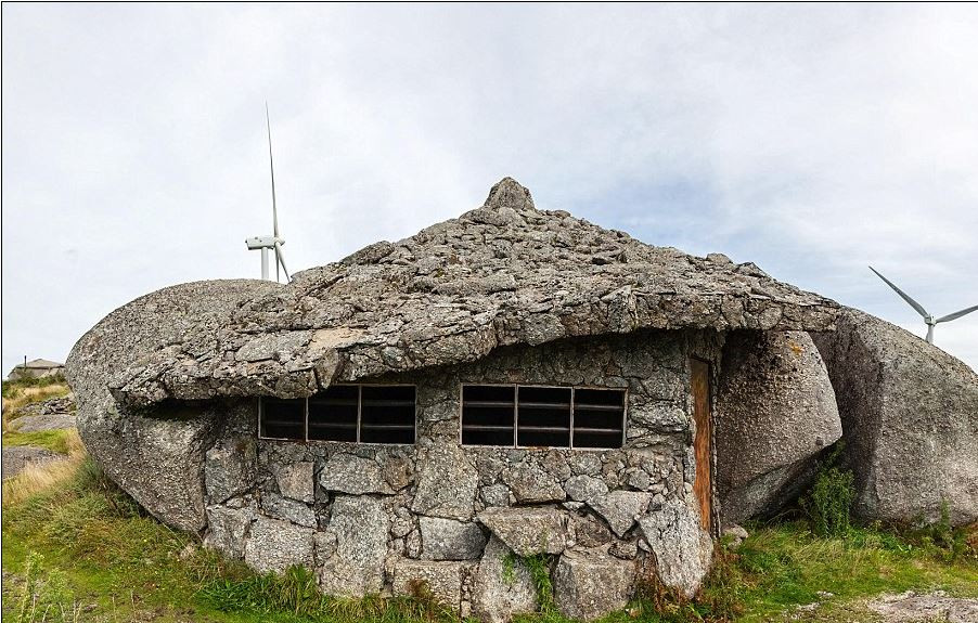 Mặc dù không có điện nhưng nhà đá vẫn khá đầy đủ tiện nghi khi có cả lò sưởi và thậm chí là bể bơi.