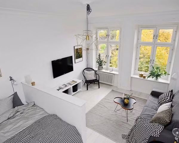 Các tông màu trung tính hoặc sáng sẽ giúp căn phòng trông có vẻ rộng rãi và sáng sủa hơn. Ảnh: jordan.