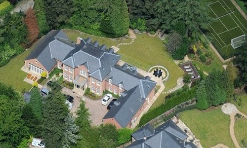 Ngôi nhà siêu đắt này có một hồ bơi rộng lớn, một nhà hát mini và cả hệ thống sưởi ấm sân cỏ cực kỳ hiện đại.