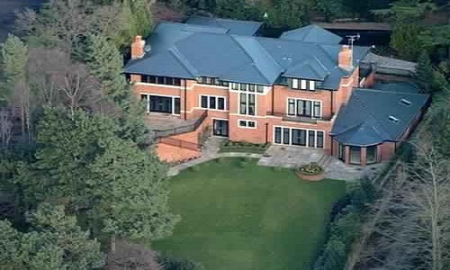 Thời còn khoác áo MU, Cristiano Ronaldo đã chi ra 4 triệu bảng để mua biệt thự ở Alderley Edge, Cheshire, thành phố Manchester. Biệt thự có kiến trúc vừa cổ kính vừa hiện đại, gồm 5 phòng ngủ, bể bơi, phòng tắm hơi, rạp chiếu phim. Tuy nhiên, sau khi chuyển tới Real Madird, CR7 đã thanh lý ngôi nhà, xe cộ và thậm chí cả đồ đạc, quần áo tại Anh.