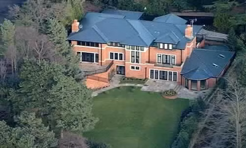 Thời còn khoác áo MU, Cristiano Ronaldo đã chi ra 4 triệu bảng để mua biệt thự ở Alderley Edge, Cheshire, thành phố Manchester. Biệt thự có kiến trúc vừa cổ kính vừa hiện đại, gồm 5 phòng ngủ, bể bơi, phòng tắm hơi, rạp chiếu phim. Tuy nhiên, sau khi chuyển tới Real Madird, CR7 đã thanh lý ngôi nhà, xe cộ và thậm chí cả đồ đạc, quần áo tại Anh.