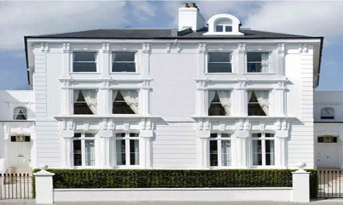 Là một trong những công thần hàng đầu ở Stamford Bridge với khối tài sản khổng lồ, thế nên không lạ gì khi Frank Lampard sở hữu căn biệt thự rộng bao la tới gần 2000 mét vuông có giá 6,2 triệu Euro. Biệt thự có tới 9 phòng ngủ, 12 phòng tắm, một hồ bơi, một sân tennis và cả một bến thuyền tư nhân.