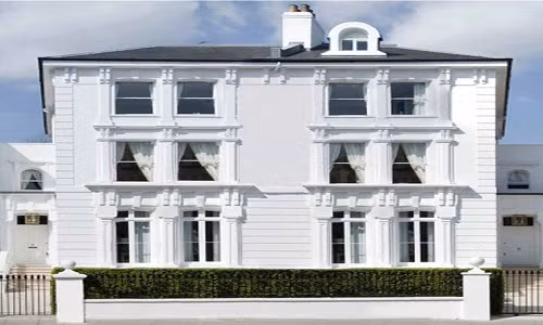 Là một trong những công thần hàng đầu ở Stamford Bridge với khối tài sản khổng lồ, thế nên không lạ gì khi Frank Lampard sở hữu căn biệt thự rộng bao la tới gần 2000 mét vuông có giá 6,2 triệu Euro. Biệt thự có tới 9 phòng ngủ, 12 phòng tắm, một hồ bơi, một sân tennis và cả một bến thuyền tư nhân.