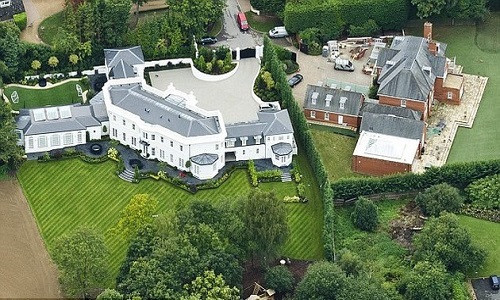 Nội thất đặc biệt bao gồm đến 10 phòng ngủ, một bể cá ngầm và cả rạp chiếu phim tư nhân với sức chứa lên đến 34 người. 