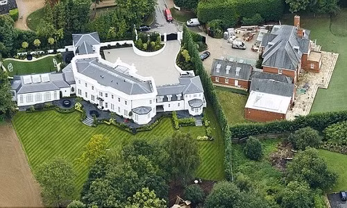 Nội thất đặc biệt bao gồm đến 10 phòng ngủ, một bể cá ngầm và cả rạp chiếu phim tư nhân với sức chứa lên đến 34 người. 