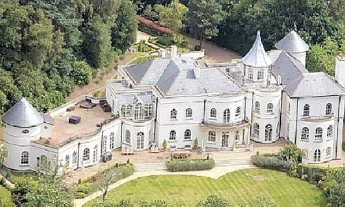 Căn biệt thự triệu đô của Didier Drogba được xây theo kiến trúc lâu đài hiện đại trên diện tích 2621 m2 từ năm 2007. Lấy gam màu trắng làm chủ đạo, dinh thự của Drogba cổ kính nhưng không kém phần sang trọng, hiện đại. Có 7 phòng ngủ hạng sang, 8 nhà tắm, 1 phòng trưng bày những danh hiệu và nhiều phòng nhỏ dành cho lũ trẻ nhà Drogba.