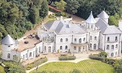 Căn biệt thự triệu đô của Didier Drogba được xây theo kiến trúc lâu đài hiện đại trên diện tích 2621 m2 từ năm 2007. Lấy gam màu trắng làm chủ đạo, dinh thự của Drogba cổ kính nhưng không kém phần sang trọng, hiện đại. Có 7 phòng ngủ hạng sang, 8 nhà tắm, 1 phòng trưng bày những danh hiệu và nhiều phòng nhỏ dành cho lũ trẻ nhà Drogba.