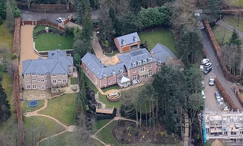 Hưởng mức lương cao ngất lên đến 300 nghìn bảng/tuần ở Old Trafford, thế nên không lạ gì khi Wayne Rooney chịu chơi đến hơn 15 triệu euro để tậu riêng cho mình một siêu biệt thự ở Cheshire. 