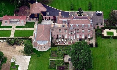 Khu biệt thự này có nhiều phòng chức năng như phòng tập gym, phòng chơi billards, sân tennis, phòng thu âm, bãi đậu máy bay trực thăng, ngoài ra nó còn có hệ thống an ninh nghiêm ngặt.