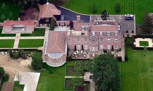 Khu biệt thự này có nhiều phòng chức năng như phòng tập gym, phòng chơi billards, sân tennis, phòng thu âm, bãi đậu máy bay trực thăng, ngoài ra nó còn có hệ thống an ninh nghiêm ngặt.