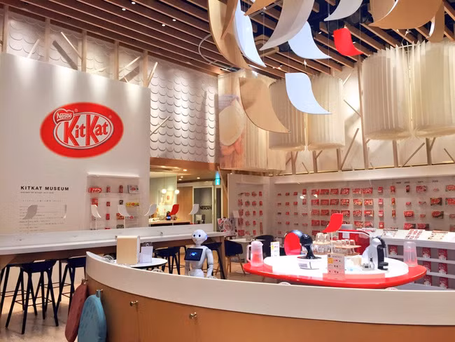 Nếu muốn thưởng thức hương vị Kit-Kat đang có ở thị trường thì có một gian hàng của Nestle ngay cạnh đó và thưởng thức cùng các loại đồ tráng miệng khác.