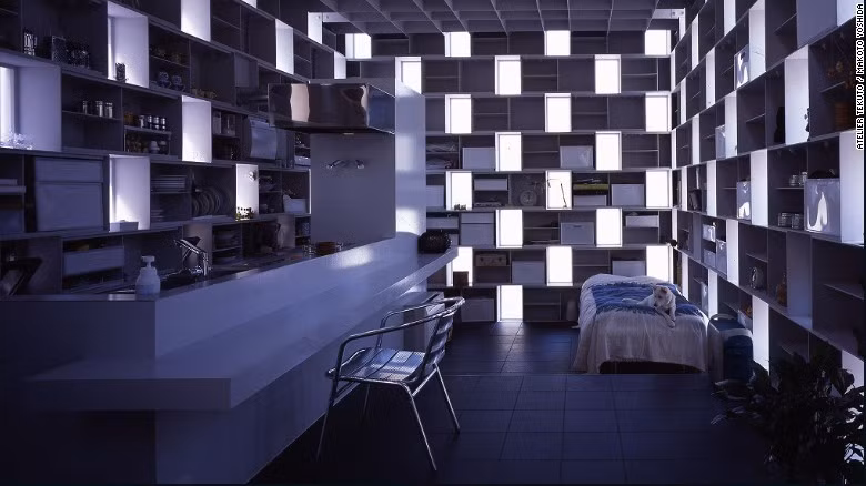 Đánh đúng tâm lý người Nhật thích cất giữ những đồ nhỏ, bức tường trong nhà được xây bằng các hộp thép xếp chồng lên nhau. Cách làm này khiến cho ngôi nhà của bạn trông gọn gàng và có diện mạo mới mẻ hơn.