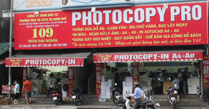 Sát mùa thi, cửa hàng photocopy dường như hoạt động hết công suất để phục vụ các sĩ tử. Ảnh: Mayvanphonghd.
