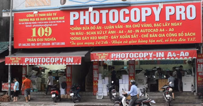 Sát mùa thi, cửa hàng photocopy dường như hoạt động hết công suất để phục vụ các sĩ tử. Ảnh: Mayvanphonghd.