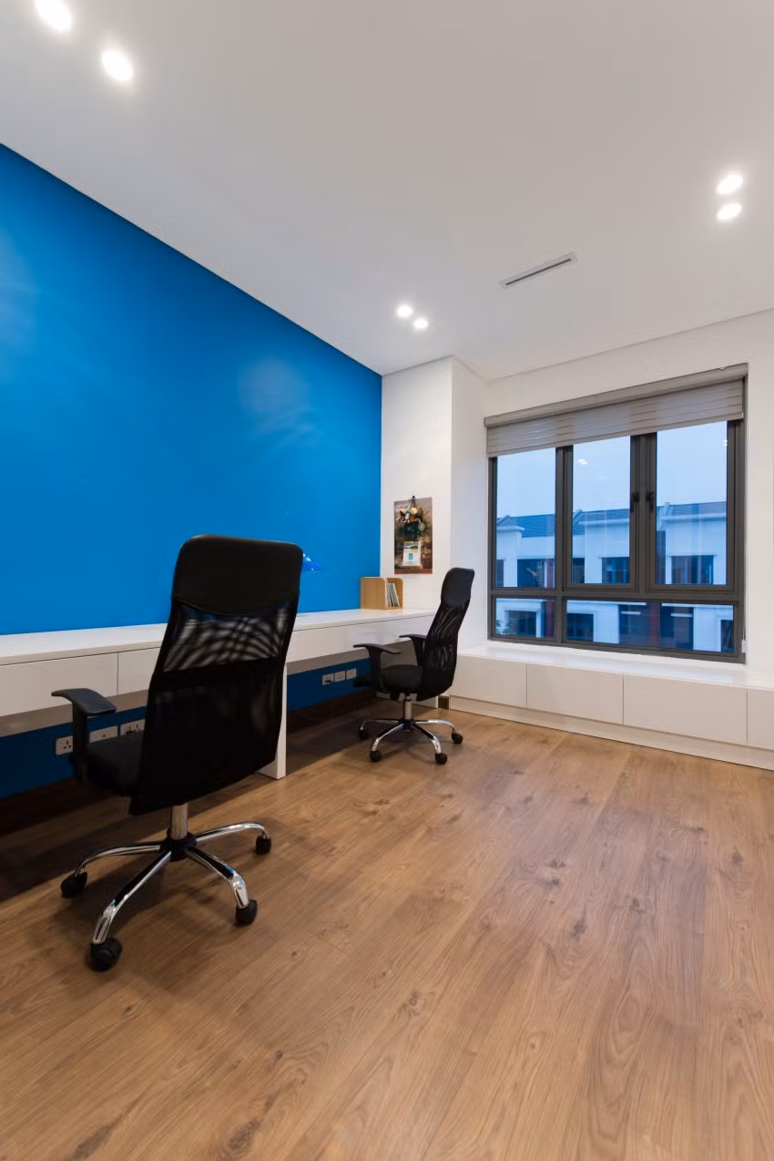 Ngôi nhà có kích thước khá rộng với chiều rộng 5,5m và dài 12,5m. Mặt ngoài của ngôi nhà vẫn được giữ nguyên theo quy hoạch của cả khu đô thị.