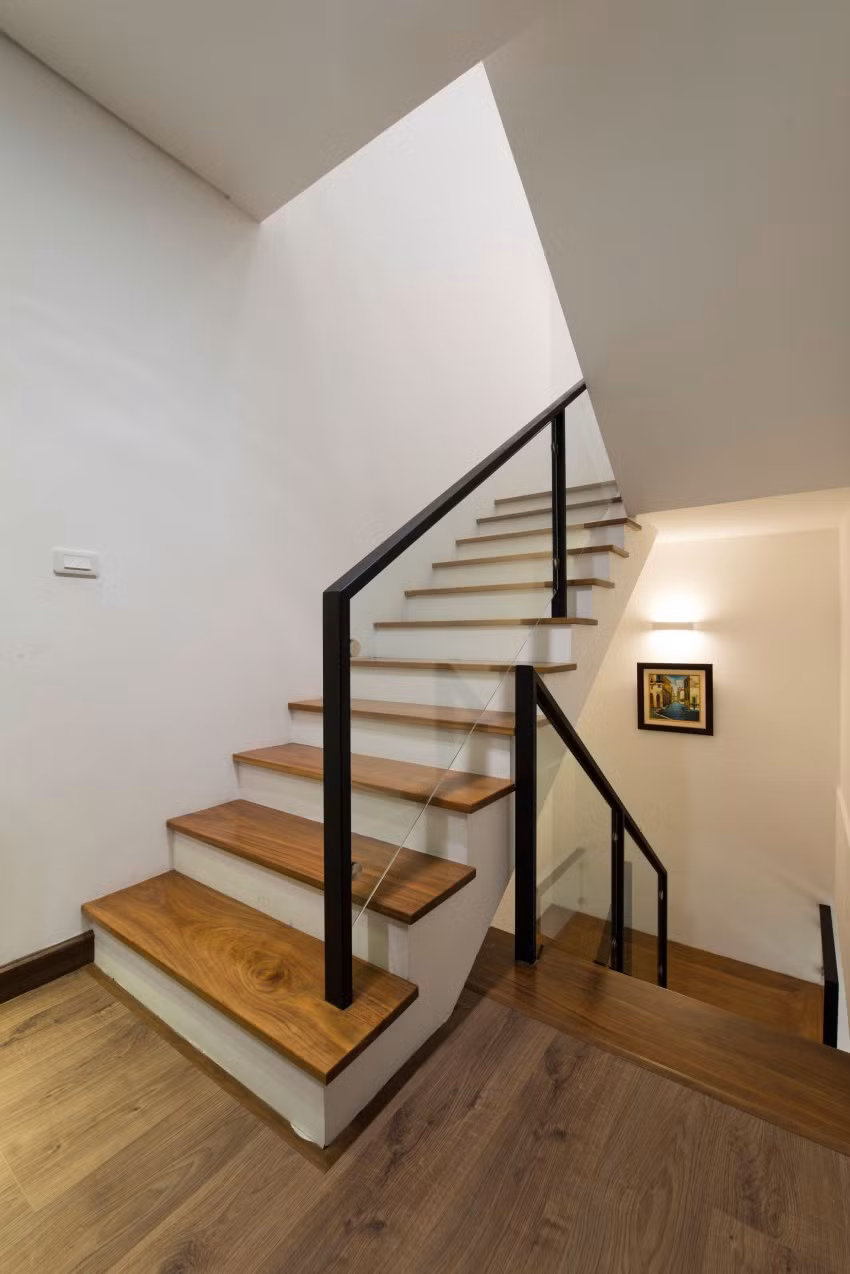 Ngay cả cầu thang cũng được lắp đặt kính để tạo cảm giác thoáng và rộng hơn.