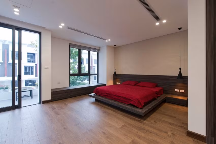 Nguồn ánh sáng trời trước và sau nhà cũng được tận dụng hết cỡ. Thay vào những bức tường là rèm ẩn, dấu trong tường hoặc tủ để gia chủ có thể linh hoạt sử dụng các phòng vào các mục đích khác nhau.