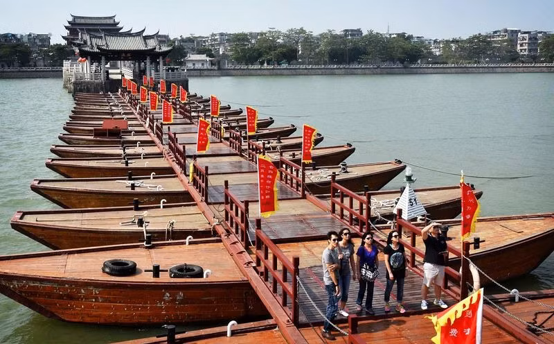 Cầu Quảng Tế (tỉnh Quảng Đông) không chỉ là một trong 4 cây cầu cổ nổi tiếng nhất Trung Quốc mà đây còn là cây cầu phao đầu tiên trên thế giới có thể mở và đóng. (Ảnh Mytour)
