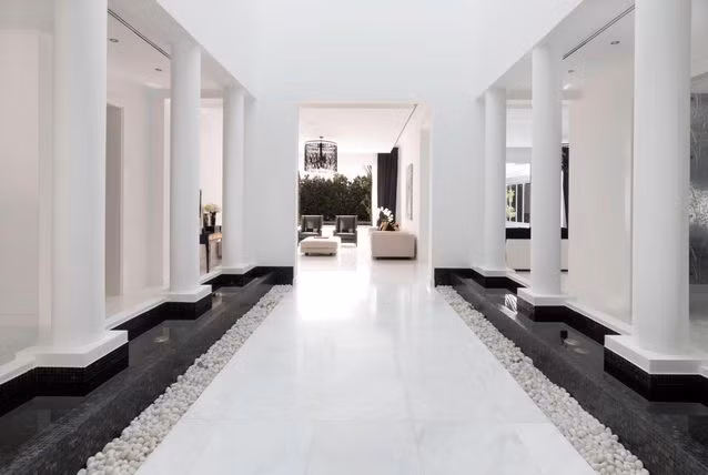 Đây là căn Villa có 6 phòng ngủ ở Al Barari rộng hơn 2000 m2. Nó có một hồ bơi, bể sục riêng, phòng tập thể dục, thang máy riêng và 7 tầng hầm.