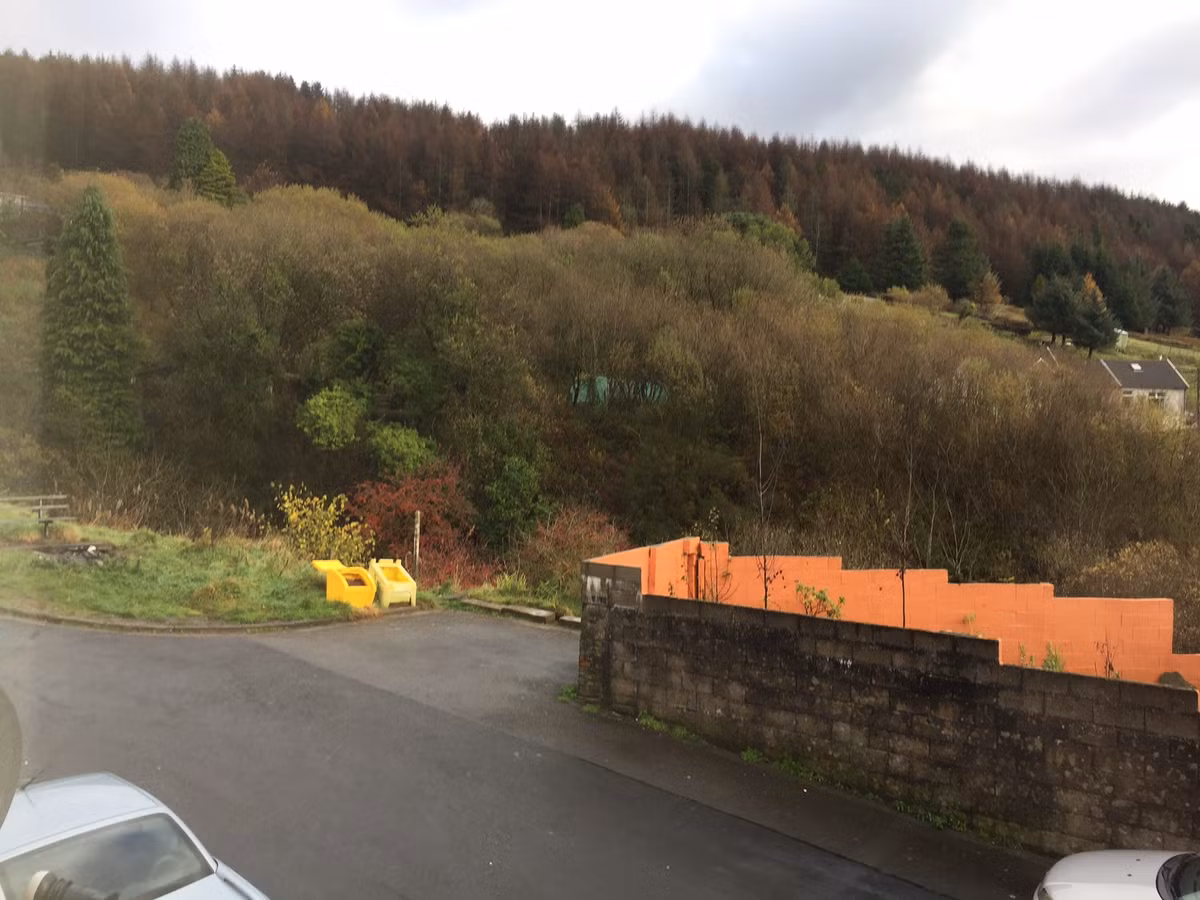 Ông Paul Fosh, chủ nhân của công ty bán đấu giá Paul Fosh Auctions, dự định sẽ bán ngôi nhà vào ngày 7/12 tới. (Ảnh Ladbible)