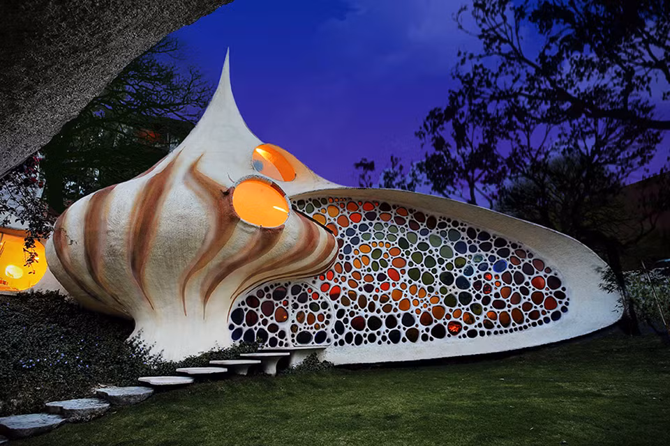 Ngôi nhà vỏ ốc này có tên là Nautilus và được xây dựng năm 2006. Ngôi nhà do kiến trúc sư Javier Senosiain thiết kế.