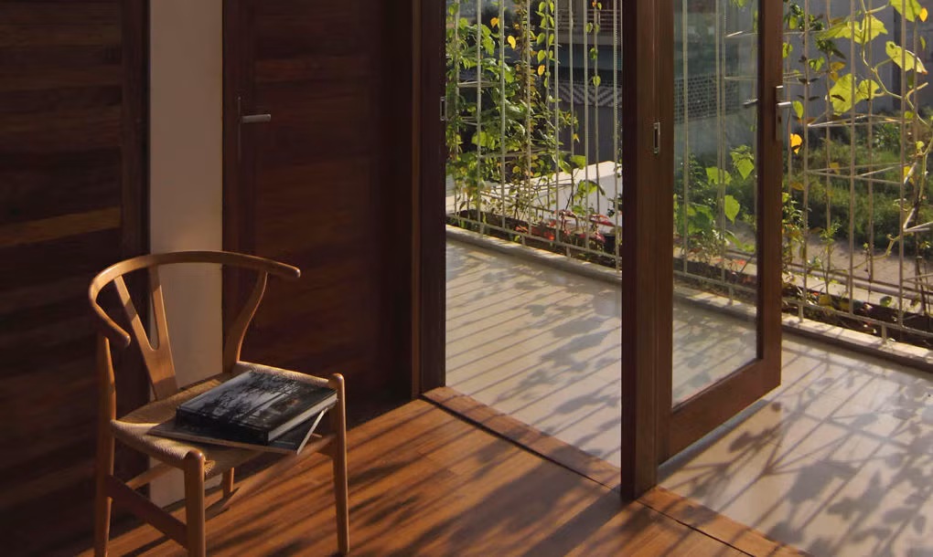 Chủ nhân của ngôi nhà này là cặp vợ chồng già đã về hưu. Ngôi nhà có khu vườn nhỏ yên tĩnh bên trong để họ có thể dành thời gian chăm sóc cây cối ngay trong không gian sống của mình.