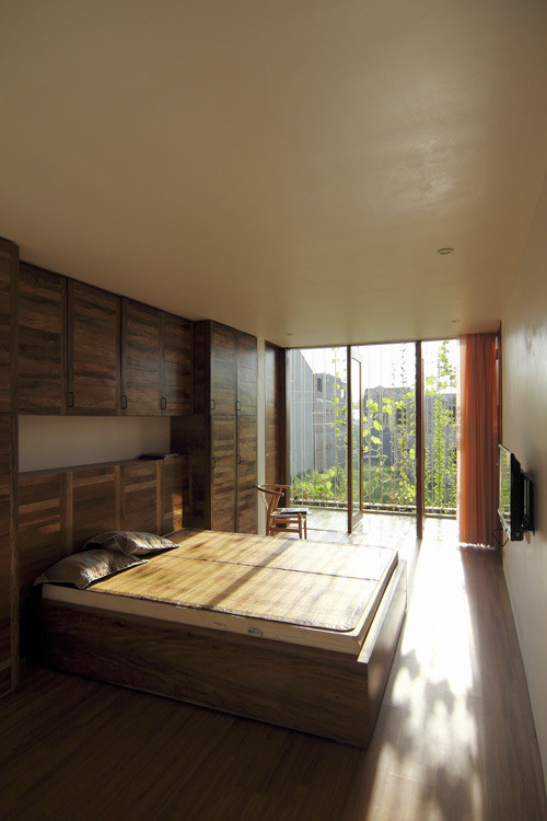 Phòng ngủ chính là không gian có góc nhìn đắt giá nhất trong nhà khi hướng ra ban công xanh rờn. Một hàng rào dây leo được khéo léo thiết kế để hạn chế ô nhiễm tiếng ồn, khói bụi, cũng như tránh được bức xạ mặt trời.