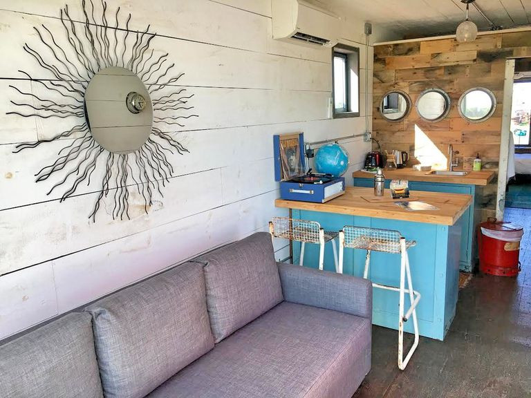 Nội thất bên trong khách sạn container Flophouze được làm từ gỗ và được trang trí bởi những tấm thảm mang phong cách vintage rất độc đáo.