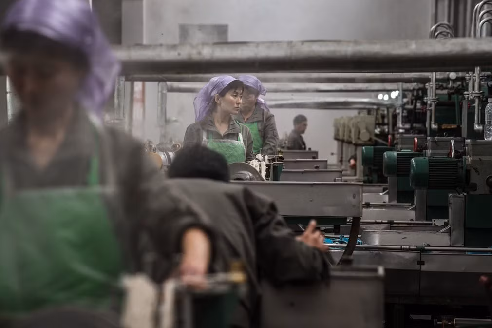 Tuy nhiên, một nhà báo nước ngoài đã ghé thăm nhà máy dệt Kim Jong Suk ở Bình Nhưỡng đã ghi lại được những hình ảnh công nhân đang dệt sợi.