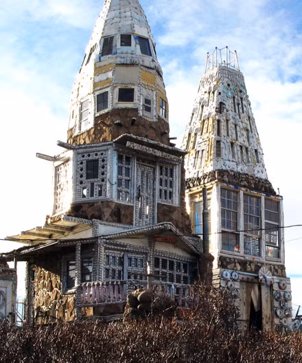 Lâu đài Cano của bác sỹ thú y Espinoza. Tòa tháp kỳ công xây dựng trong hơn 30 năm này sử dụng hơn 100.000 vỏ lon bia và soda, gỗ thải,… Ông gọi tòa nhà này là “lâu đài của chúa Giêsu”