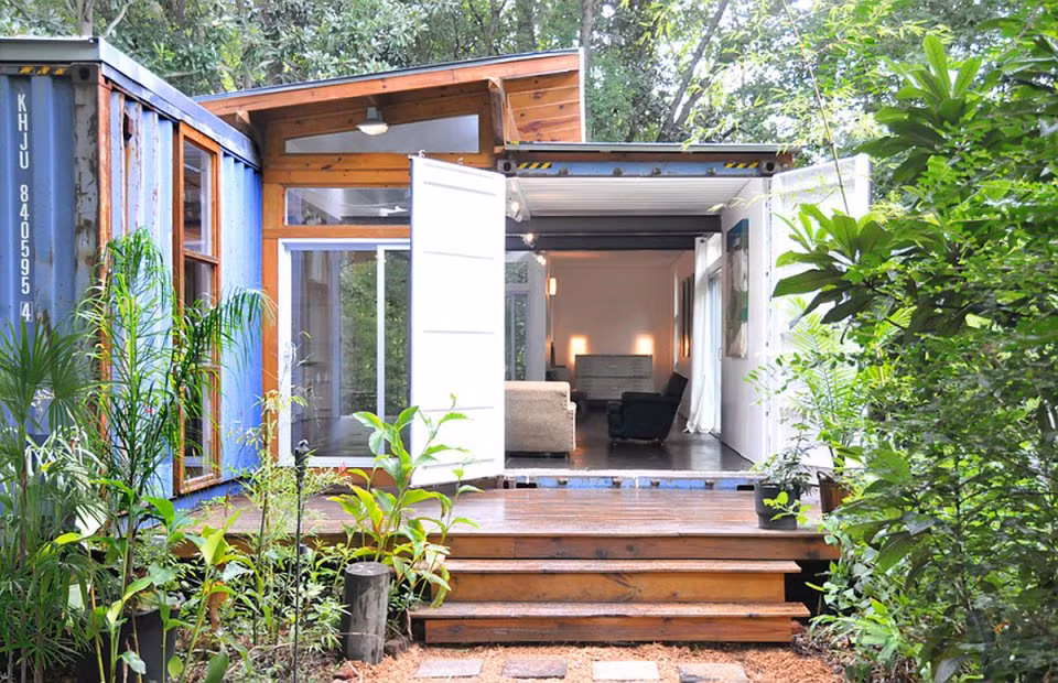 Nhà từ thuyền hỏng. Ngôi nhà của nghệ sỹ Julio Garcia ở Cộng hòa Georgia. Ngôi nhà hoàn toàn được tận dụng từ vật liệu khai hoang từ những chiếc thuyền hỏng ở thành phố cảng Savannah.