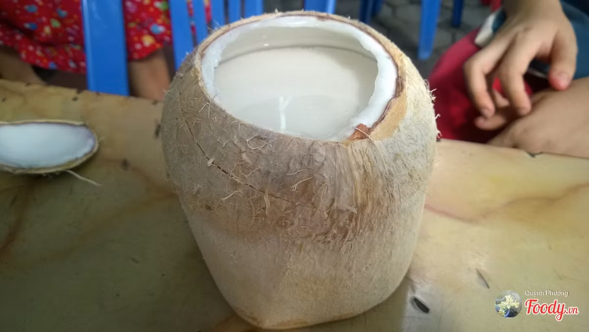 Thạch dừa là món ăn thường được các bạn trẻ chọn mua vào ngày hè, nhất là vào các dịp lễ. Tuy nhiên, nhiều thông tin trên báo chí cho thấy thạch dừa rau câu thường được biết đến là món rất dễ bị dùng thuốc tẩy trắng, một số cơ sở sản xuất còn dùng nước giếng để làm sạch dừa. Nguyên liệu dừa cắt ra được chất đầy đống hôi thối tiềm ẩn nguy cơ gây độc cao. Ảnh minh họa.