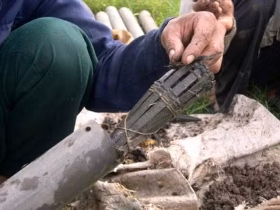 Miệng ống có một cái hom được làm từ những nan tre mỏng kết hình nón hướng vào lòng trúm, được cố định với thân trúm bằng một xiên tre hay thanh sắt, đầu kia có khoan lỗ nhỏ để lấy không khí cho lươn thở khi bị bẫy vào bên trong trúm. Ảnh: Mangtinmoi.