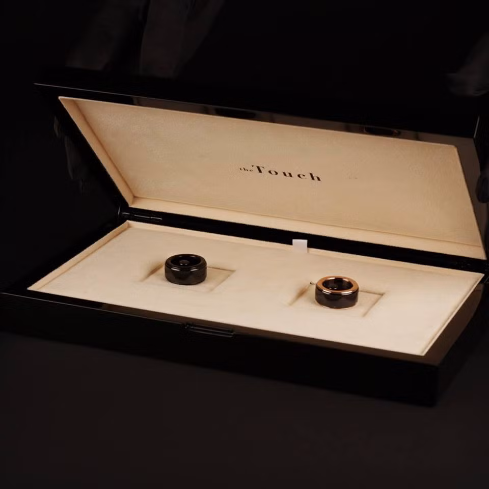 Chiếc nhẫn thứ 2 khi nhận được dữ liệu vừa gửi, mô tơ siêu nhỏ trong nó sẽ rung lên đúng theo nhịp tim của đối tác khiến người đeo cảm nhận hoàn toàn trạng thái cảm xúc của đối phương.