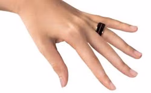 Sản phẩm nhẫn thông minh này sẽ làm cho những người đeo cảm thấy gần gũi nhau hơn ngay cả khi họ cách nhau hàng trăm, thậm chí hàng ngàn dặm.