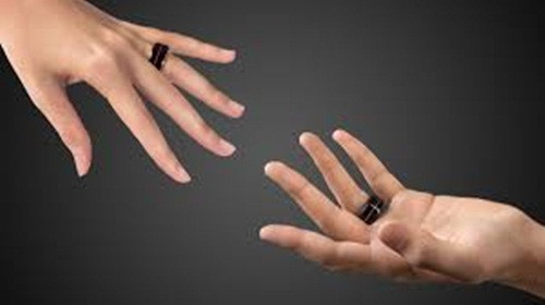 Mỗi chiếc nhẫn có pin dùng trong 14 giờ liên tục và 160 giờ chế độ chờ. Kết cấu của chiếc nhẫn gồm 100 linh kiện phức tạp, được nghiên cứu và lắp ráp thử nghiệm trong 2,5 năm, có độ chính xác cao, thiết kế mỏng và tính ứng dụng linh hoạt.