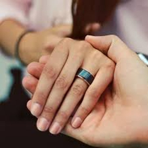 Hiện nhà sản xuất đã tung ra thị trường hai phiên bản giới hạn gồm 50 cặp nhẫn HB vàng hồng và 1.000 cặp nhẫn HB hợp kim không gỉ. Giá cho một cặp nhẫn vàng hồng là 2.990 USD 10 năm bảo hành và 60 ngày đổi trả, còn cặp nhẫn hợp kim không gỉ là 599 USD 2 năm bảo hành và 60 ngày đổi trả.