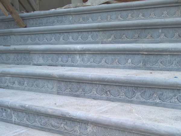 Mẫu bậc tam cấp bằng đá nhiều hoa văn rất tinh tế. Ảnh: daxanh.
