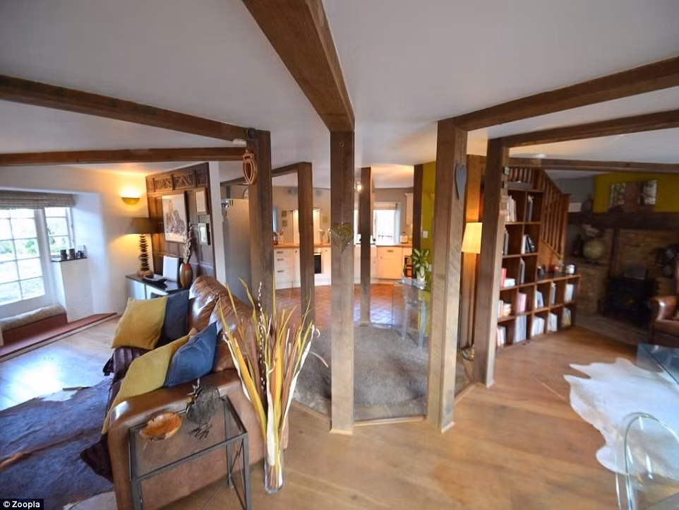 Gia chủ cho rằng, những ngôi nhà với thiết kế kỳ quặc đang nhận được sự chú ý của nhiều người mua và nhà này cũng không nằm ngoại lệ.