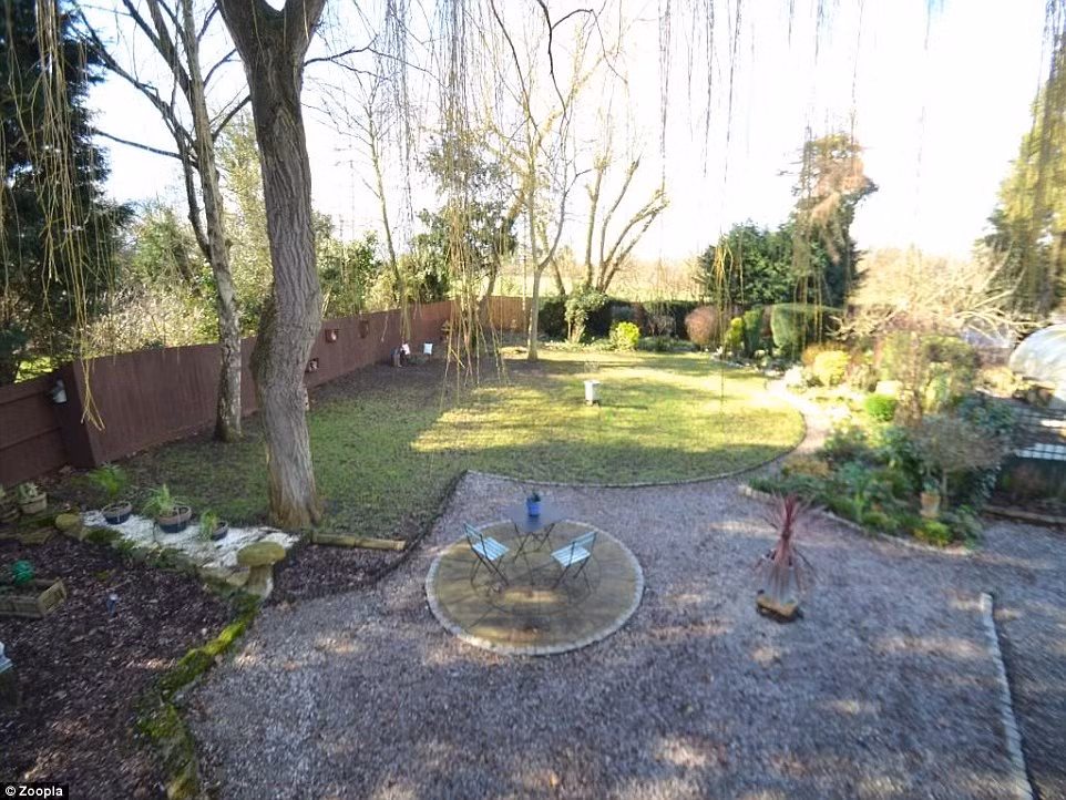 Thậm chí, sân chơi ngoài trời cũng được gia chủ tạo thành những vòng tròn để phù hợp nhất với kiến trúc.