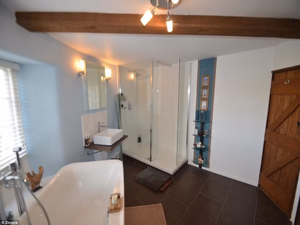  Ngôi nhà hình tròn đã từng là một quán rượu, trạm thu phí và một tiệm bánh từ những năm đầu nó được xây dựng vào thế kỷ 17. Hiện nay, ngôi nhà này đã chuyển thành nhà ở.