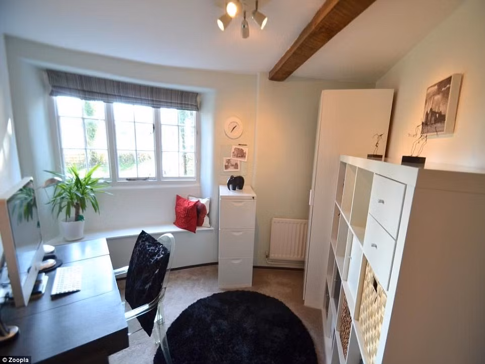 Cấu trúc tròn làm cho ngôi nhà trông có vẻ hơi chật chội nhưng chủ của nó cho rằng, đây là nơi tuyệt vời để sống.