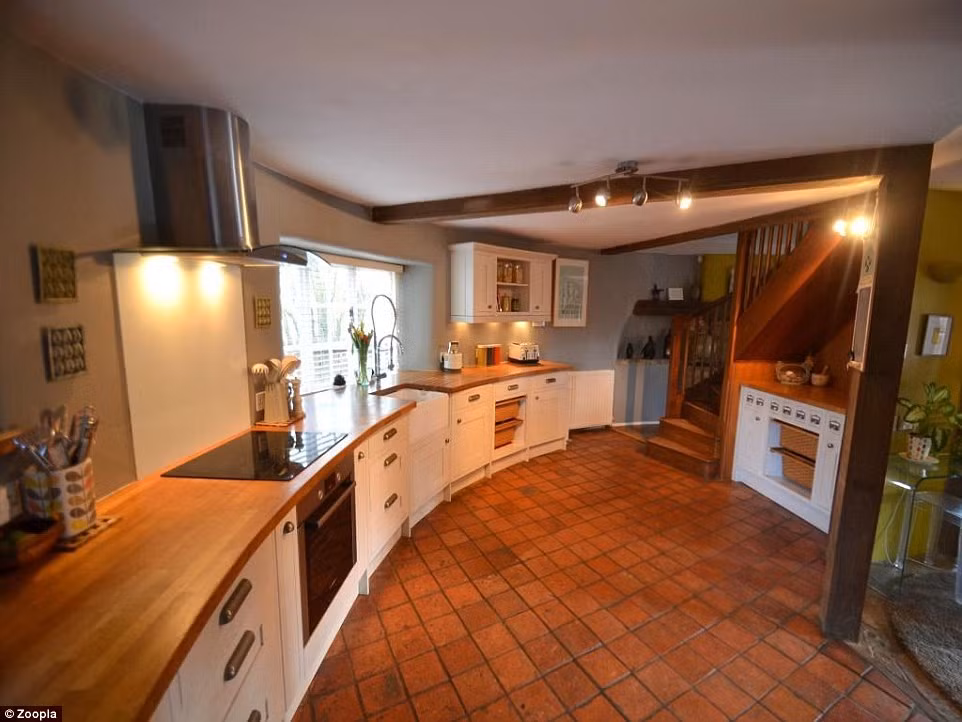 Toàn bộ vật liệu gỗ trong nhà đều được làm từ gỗ sồi quý và chắc chắn.