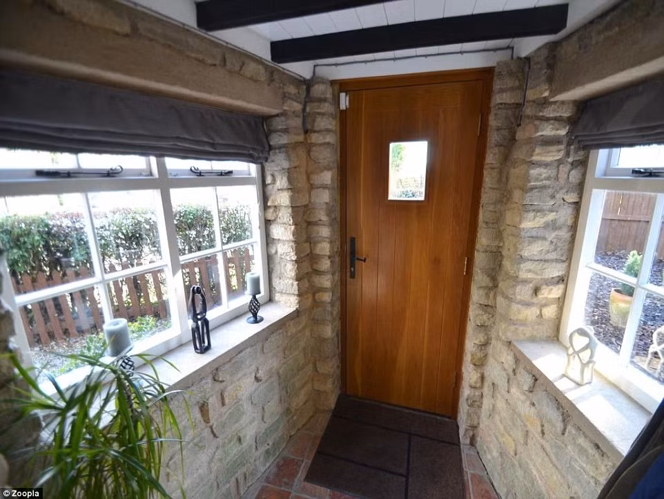 Nó có 3 tầng với 3 phòng ngủ với phòng tắm riêng, 1 phòng khách lớn và phòng tắm, phòng ăn.