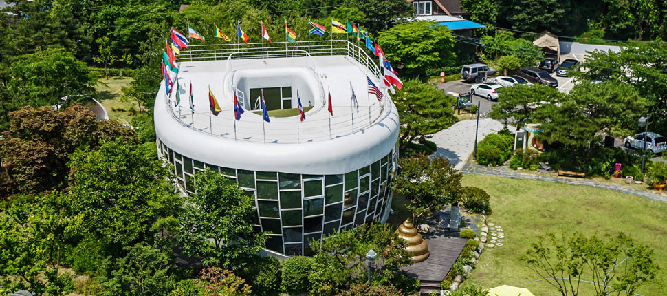 Mặc dù được bao quanh bởi rừng cây xanh mát nhưng ngôi nhà toilet Haewoojae lại không có bể bơi.