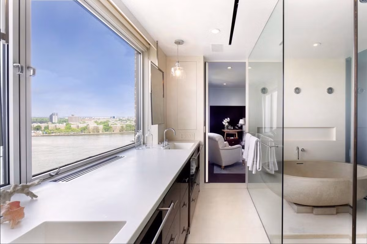 Phòng tắm sử dụng các vật liệu cao cấp.